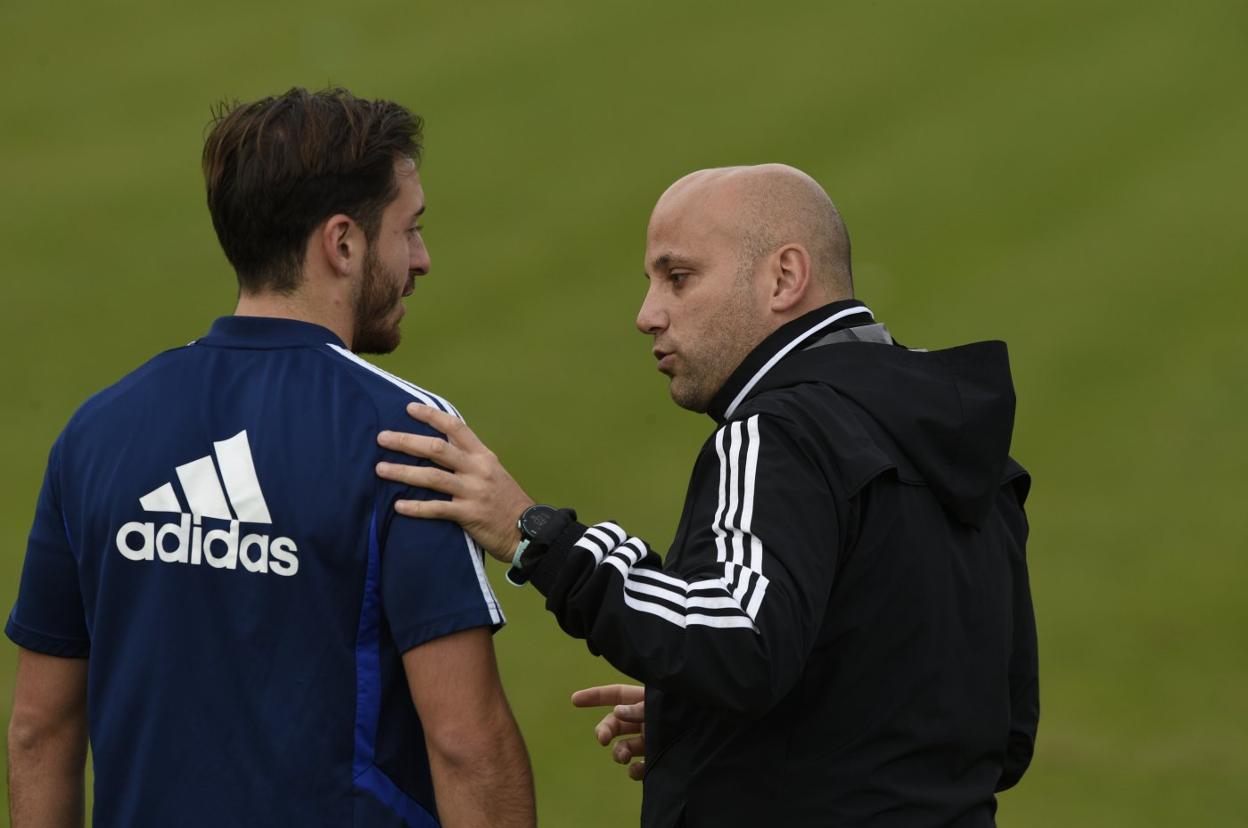 El entrenador Javi Rozada da indicaciones al canterano Josín. 