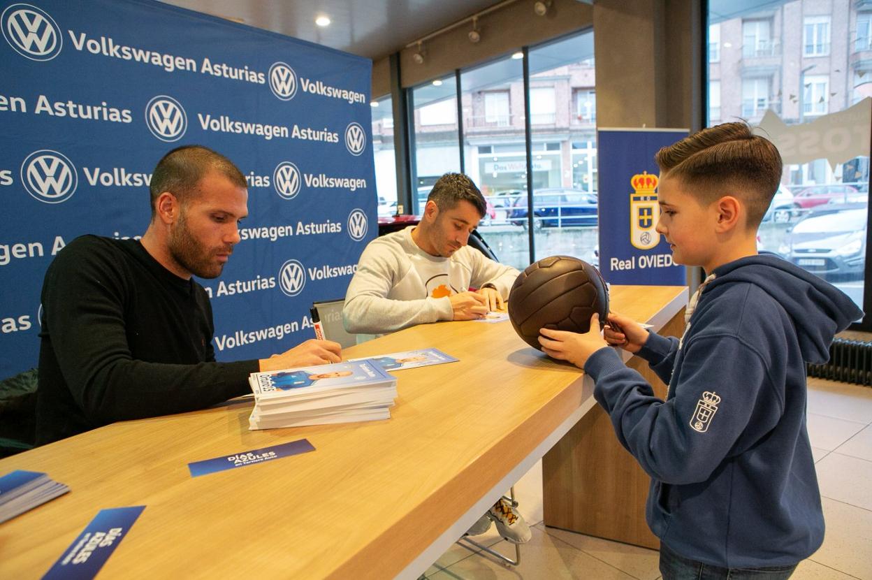 Ortuño y Berjón firman fotos a los niños. :: I. ARRIMADA