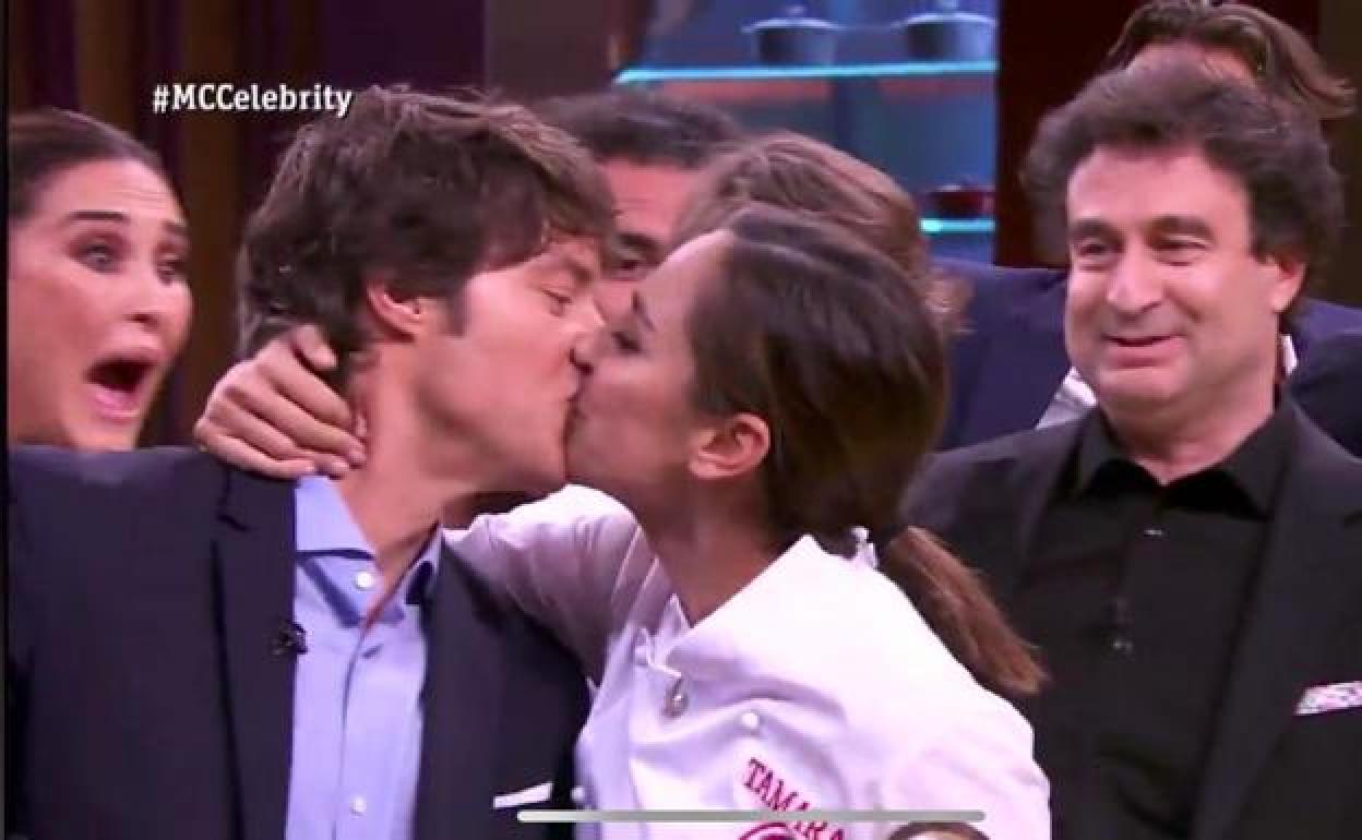 Tamará Falcó celebró la victoria besando al chef Jordi Cruz. 