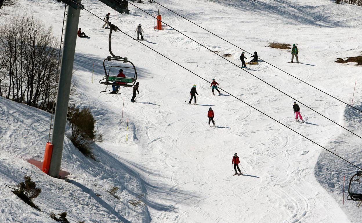 Las pistas de la estación de esquí de Fuentes de Invierno, en una imagen de archivo. 