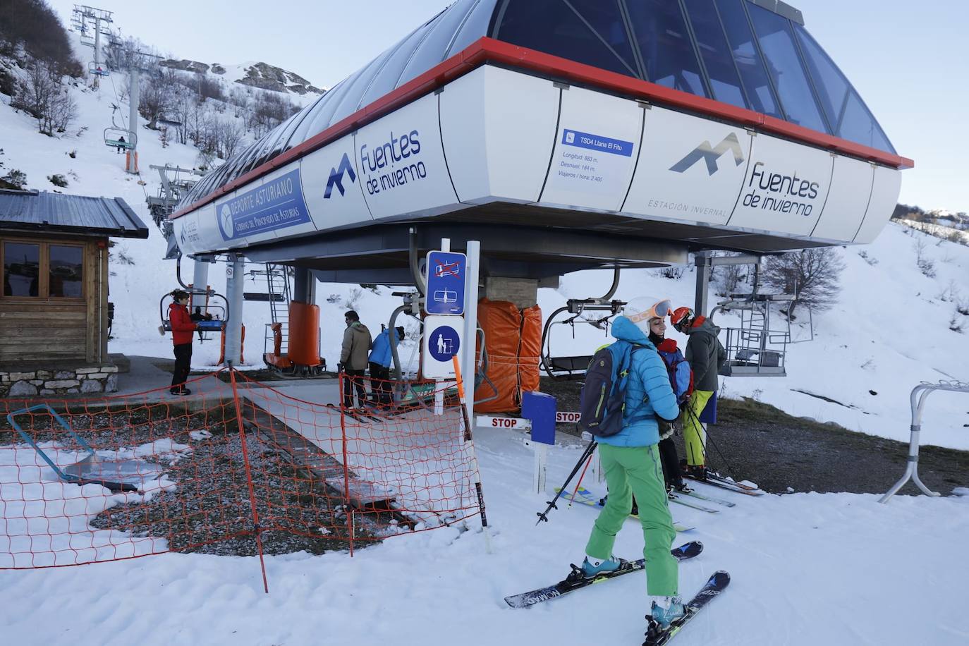 La estación de esquí de Fuentes de Invierno ha iniciado la temporada este viernes