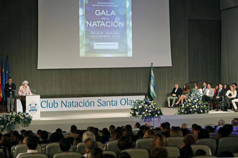 El Club Natación Santa Olaya reunió este viernes a sus mejores deportistas en la gala anual del club que se celebró en el recinto ferial Luis Adaro. Aroa Silva y César Castro fueron distinguidos. 