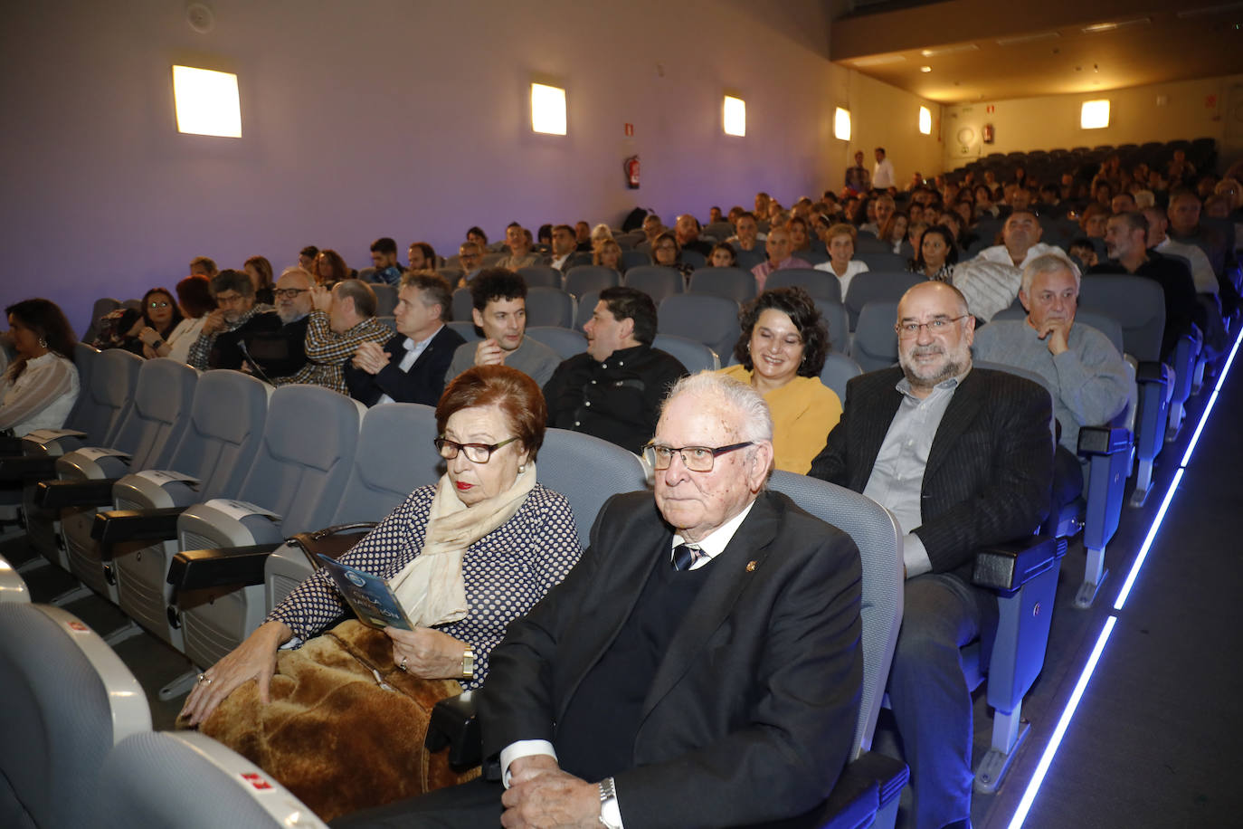 El Club Natación Santa Olaya reunió este viernes a sus mejores deportistas en la gala anual del club que se celebró en el recinto ferial Luis Adaro. Aroa Silva y César Castro fueron distinguidos. 