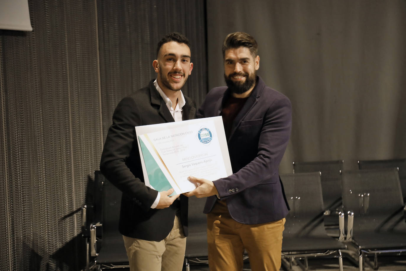 El Club Natación Santa Olaya reunió este viernes a sus mejores deportistas en la gala anual del club que se celebró en el recinto ferial Luis Adaro. Aroa Silva y César Castro fueron distinguidos. 