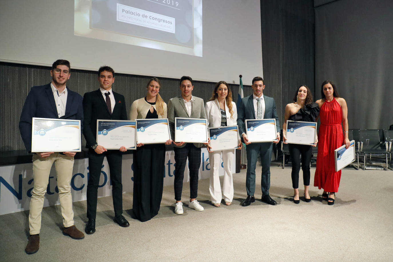 El Club Natación Santa Olaya reunió este viernes a sus mejores deportistas en la gala anual del club que se celebró en el recinto ferial Luis Adaro. Aroa Silva y César Castro fueron distinguidos. 