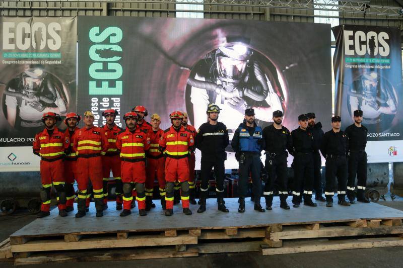 La brigada de Salvamento Minero de Hunosa, la Unidad Militar de Emergencias, el Servicio de Montaña de la Guardia Civil y la unidad de Subsuelo de la Policía Nacional participan, por primera vez de forma conjunta, en un simulacro de accidente en el Pozo Santiago.