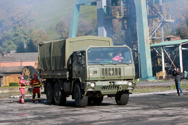 La brigada de Salvamento Minero de Hunosa, la Unidad Militar de Emergencias, el Servicio de Montaña de la Guardia Civil y la unidad de Subsuelo de la Policía Nacional participan, por primera vez de forma conjunta, en un simulacro de accidente en el Pozo Santiago.