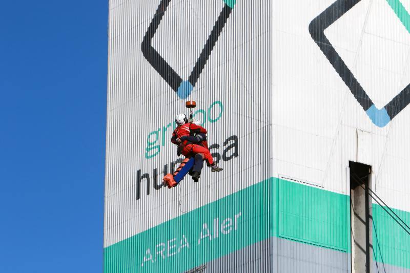 La brigada de Salvamento Minero de Hunosa, la Unidad Militar de Emergencias, el Servicio de Montaña de la Guardia Civil y la unidad de Subsuelo de la Policía Nacional participan, por primera vez de forma conjunta, en un simulacro de accidente en el Pozo Santiago.