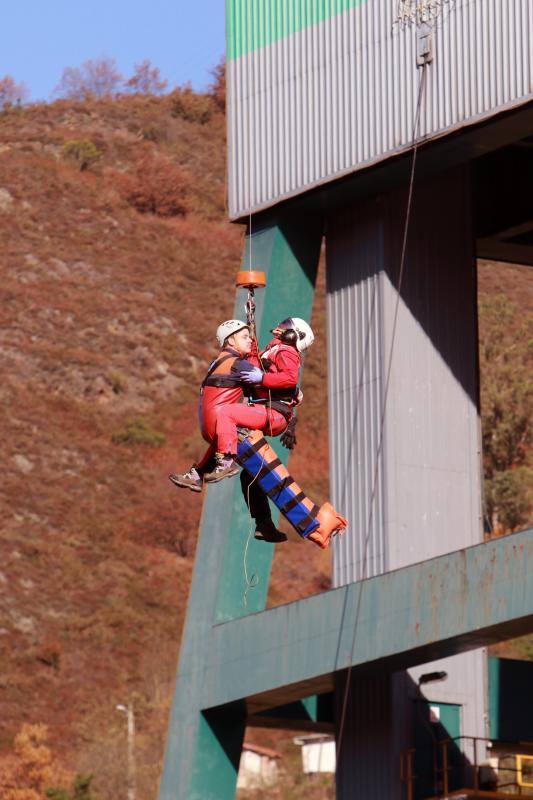 La brigada de Salvamento Minero de Hunosa, la Unidad Militar de Emergencias, el Servicio de Montaña de la Guardia Civil y la unidad de Subsuelo de la Policía Nacional participan, por primera vez de forma conjunta, en un simulacro de accidente en el Pozo Santiago.