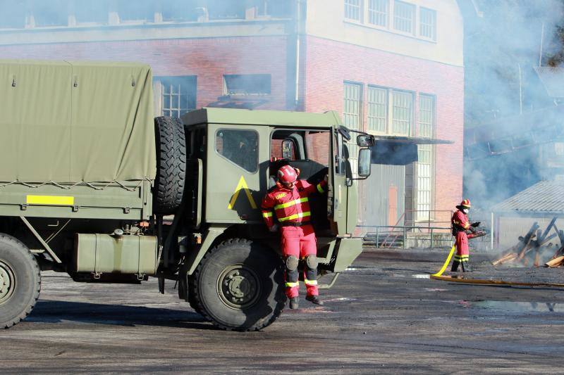 La brigada de Salvamento Minero de Hunosa, la Unidad Militar de Emergencias, el Servicio de Montaña de la Guardia Civil y la unidad de Subsuelo de la Policía Nacional participan, por primera vez de forma conjunta, en un simulacro de accidente en el Pozo Santiago.