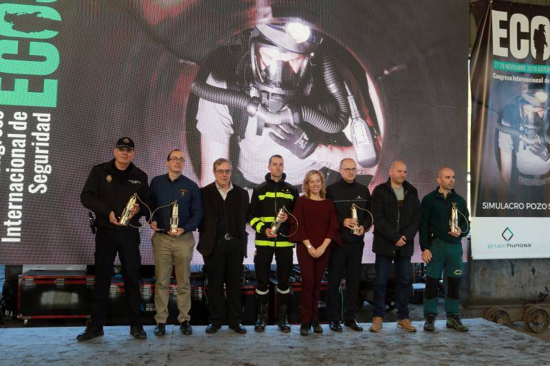 La brigada de Salvamento Minero de Hunosa, la Unidad Militar de Emergencias, el Servicio de Montaña de la Guardia Civil y la unidad de Subsuelo de la Policía Nacional participan, por primera vez de forma conjunta, en un simulacro de accidente en el Pozo Santiago.