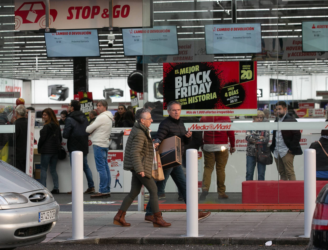 Los asturianos han salido de compras aprovechando los significativos descuentos de este 'Black Friday'. Las tiendas han estado llenas y en puntos comerciales como Intu Asturias se han registrado importantes atascos.
