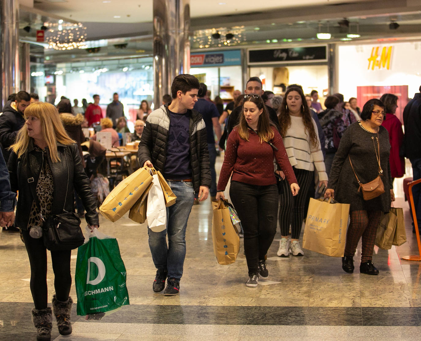 Los asturianos han salido de compras aprovechando los significativos descuentos de este 'Black Friday'. Las tiendas han estado llenas y en puntos comerciales como Intu Asturias se han registrado importantes atascos.