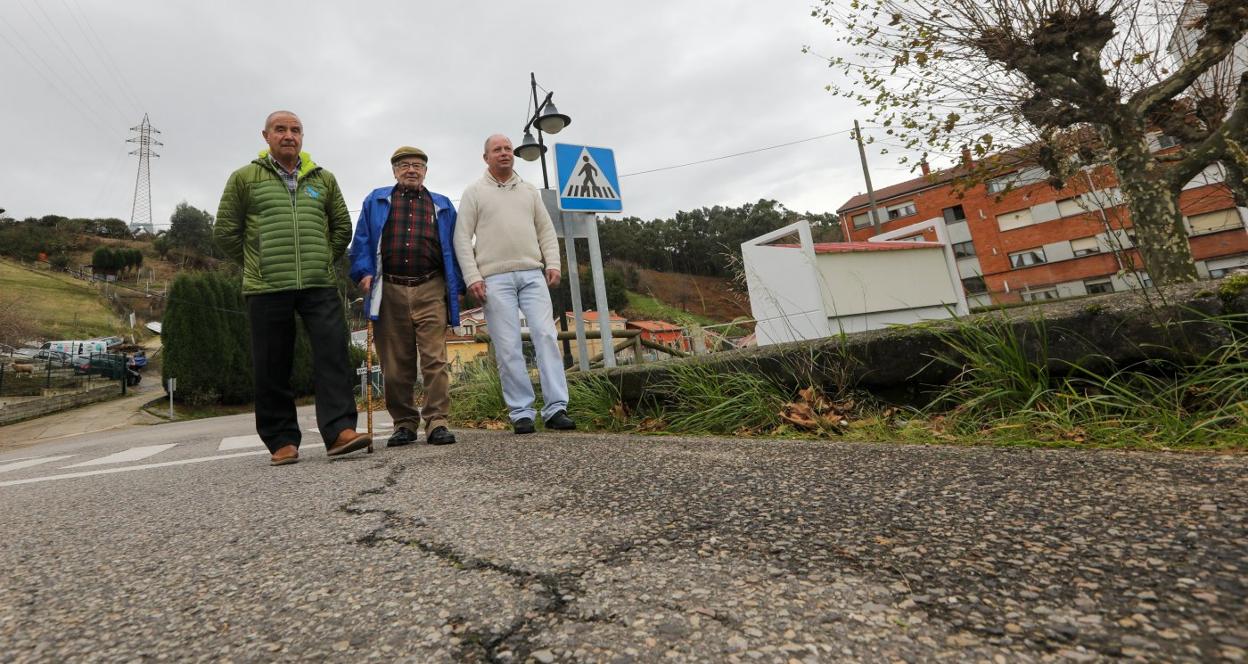 Amado González, Jesús Magadán y Francisco Muñiz, vecinos de Zeluán. 