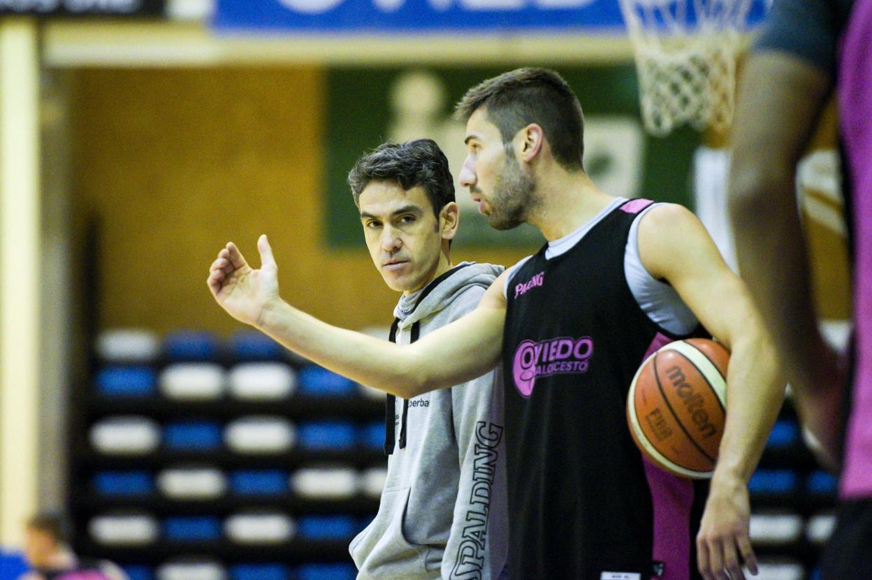 El base Jorge Sanz, uno de los dos refuerzos, junto a Jorge Álvarez, entrenador ayudante, ayer, en Pumarín. 