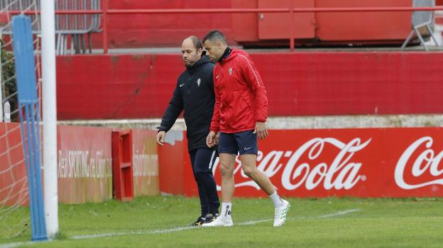 José Alberto y Javi Fuego se retiran del campo número dos de Mareo. 