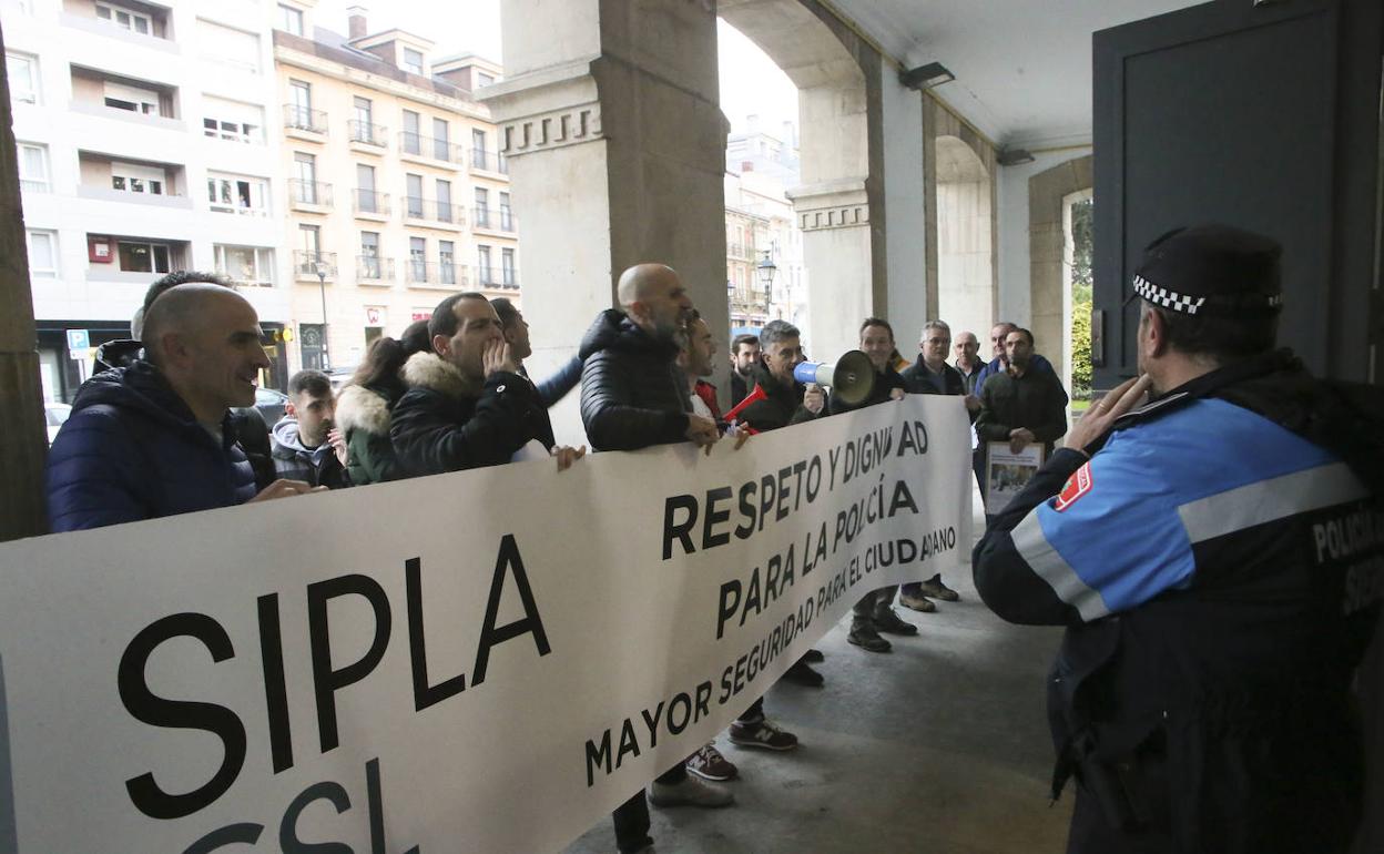 Agentes de la Policía Local durante su manifestación frente a la Casa Consistorial de Siero. 