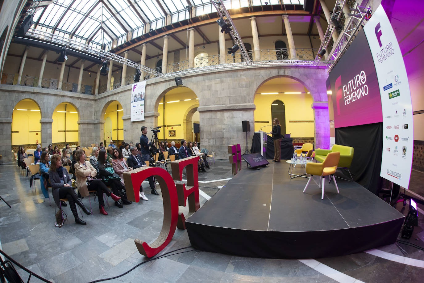 La directora general de Igualdad del Principado, Nuria Varela, ha sido la encargada de abrir la jornada Futuro en Femenino organizada en Gijón por EL COMERCIO.