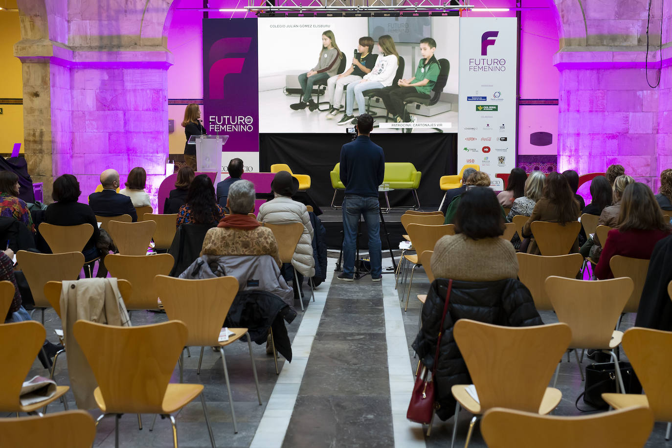 La directora general de Igualdad del Principado, Nuria Varela, ha sido la encargada de abrir la jornada Futuro en Femenino organizada en Gijón por EL COMERCIO.