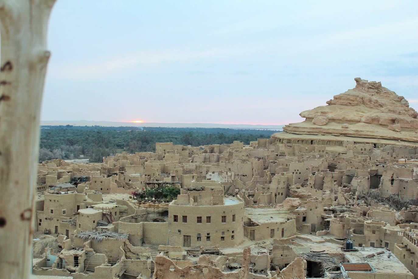 SIWA (EGIPTO) | En medio del Desierto Occidental, en una depresión bajo el nivel del mar y a muy pocos kilómetros de la frontera libia, se encuentra Siwa, el oasis más legendario y remoto de Egipto.