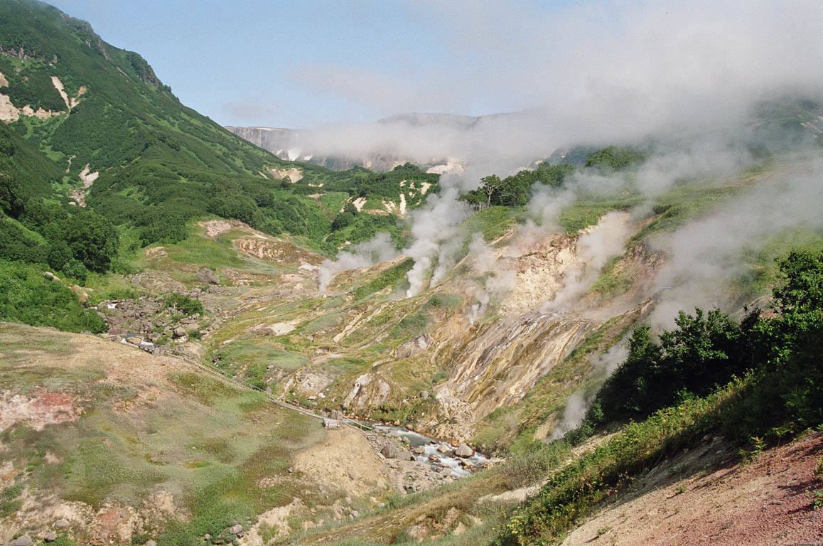 VALLE DE LOS GÉISERES (RUSIA) | La península volcánica de Kamchatka alberga lo que se conoce como el Valle de los Géiseres, al que únicamente puede accederse en helicóptero desde Petropavlovsk. Un centenar de fuentes termales de las que emanan columnas de vapor y agua caliente de hasta 40 metros de altura dan la bienvenida al visitante.