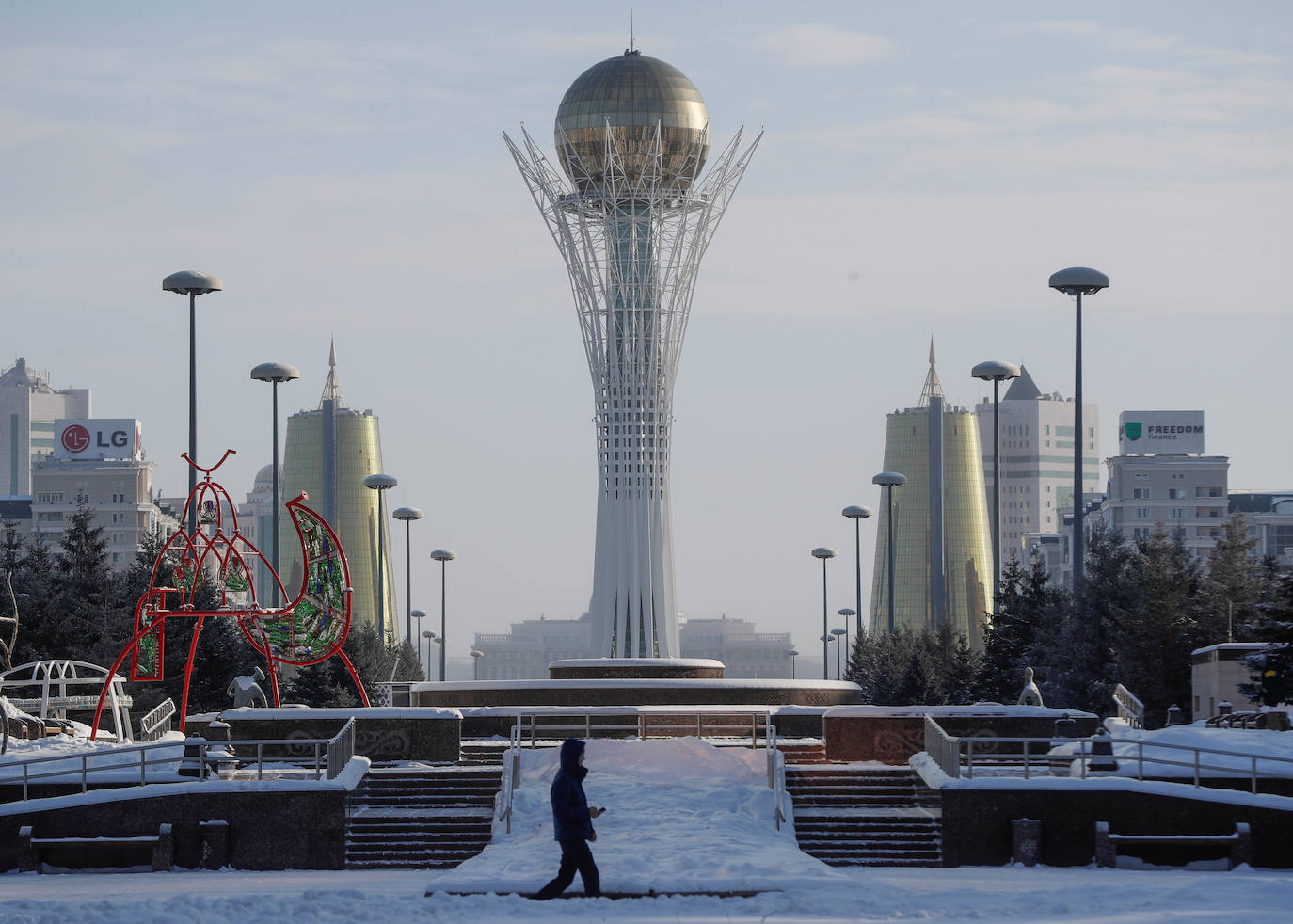 NUR SULTAN (KAZAJISTÁN) | Situada a orillas del río Ishim, al norte del país. En la orilla izquierda se encuentra la torre Bayterek -en la imagen-, con una arquitectura ultramoderna, 97 metros de altura y un mirador con vistas panorámicas.