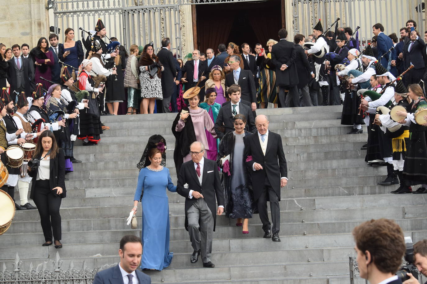 El hijo menor de Luis Fernández-Vega, Andrés Fernández-Vega Cueto-Felgueroso, celebró este sábado su boda con la odontóloga gallega Emma Quiroga. El multitudinario enlace tuvo lugar en la Iglesia de los Jerónimos, en Madrid, y contó con la presencia de numerosas personalidades de Asturias. La novia llegó a la iglesia, muy sonriente, del brazo de su padre, con un sencillo vestido de manga larga y cuello alto, sobre el que lucía una larga capa. Tras la ceremonia religiosa, los novios salieron, visiblemente emocionados de la iglesia, mientras una banda de gaitas gallega acompañaba sus pasos. Varios autobuses se encargaron de trasladar a los invitados hasta la exclusiva Quinta del Jarama, a unos 25 kilómetros al norte de Madrid, donde continuarán las celebraciones. Informa Ana Ranera. 