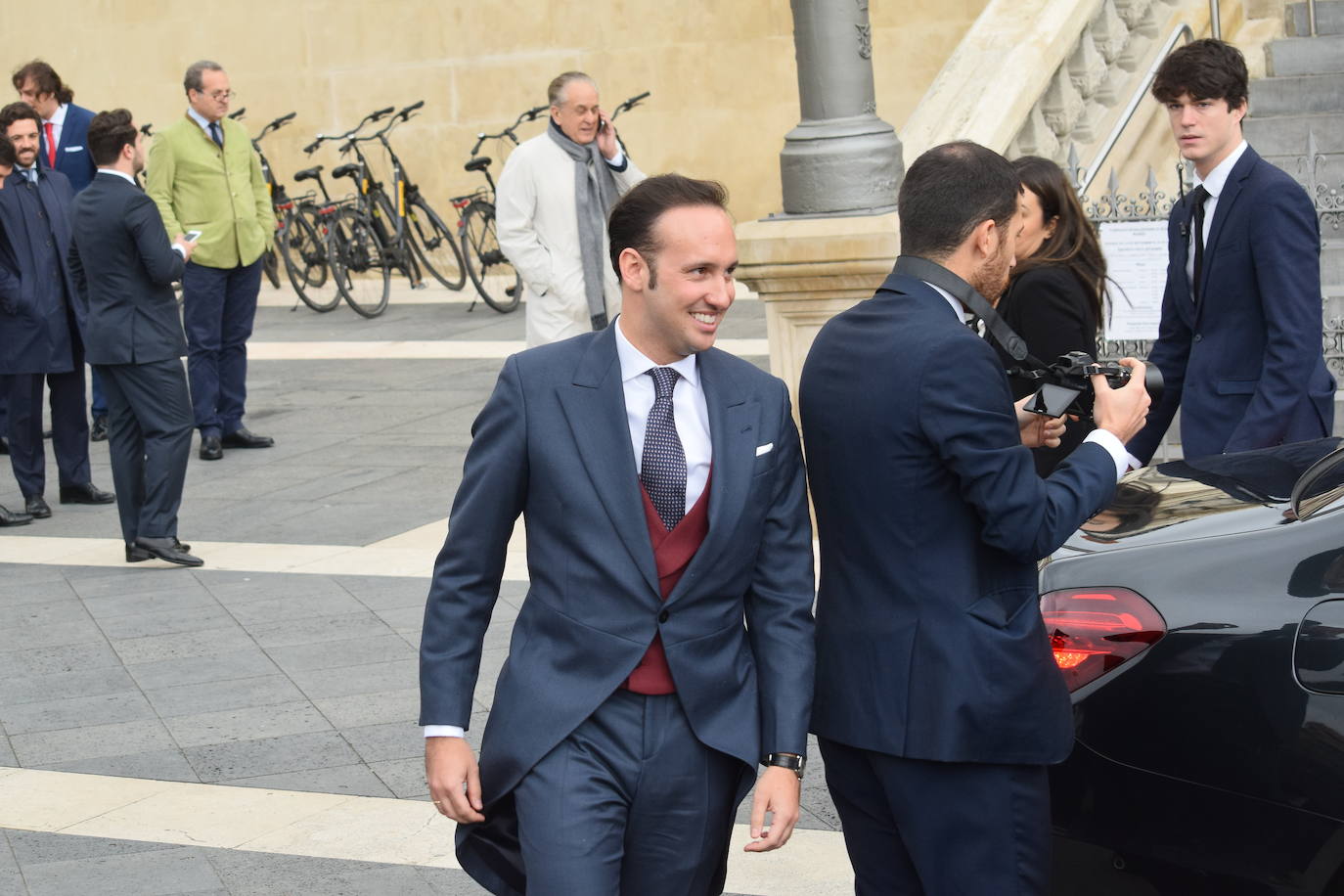 El hijo menor de Luis Fernández-Vega, Andrés Fernández-Vega Cueto-Felgueroso, celebró este sábado su boda con la odontóloga gallega Emma Quiroga. El multitudinario enlace tuvo lugar en la Iglesia de los Jerónimos, en Madrid, y contó con la presencia de numerosas personalidades de Asturias. La novia llegó a la iglesia, muy sonriente, del brazo de su padre, con un sencillo vestido de manga larga y cuello alto, sobre el que lucía una larga capa. Tras la ceremonia religiosa, los novios salieron, visiblemente emocionados de la iglesia, mientras una banda de gaitas gallega acompañaba sus pasos. Varios autobuses se encargaron de trasladar a los invitados hasta la exclusiva Quinta del Jarama, a unos 25 kilómetros al norte de Madrid, donde continuarán las celebraciones. Informa Ana Ranera. 