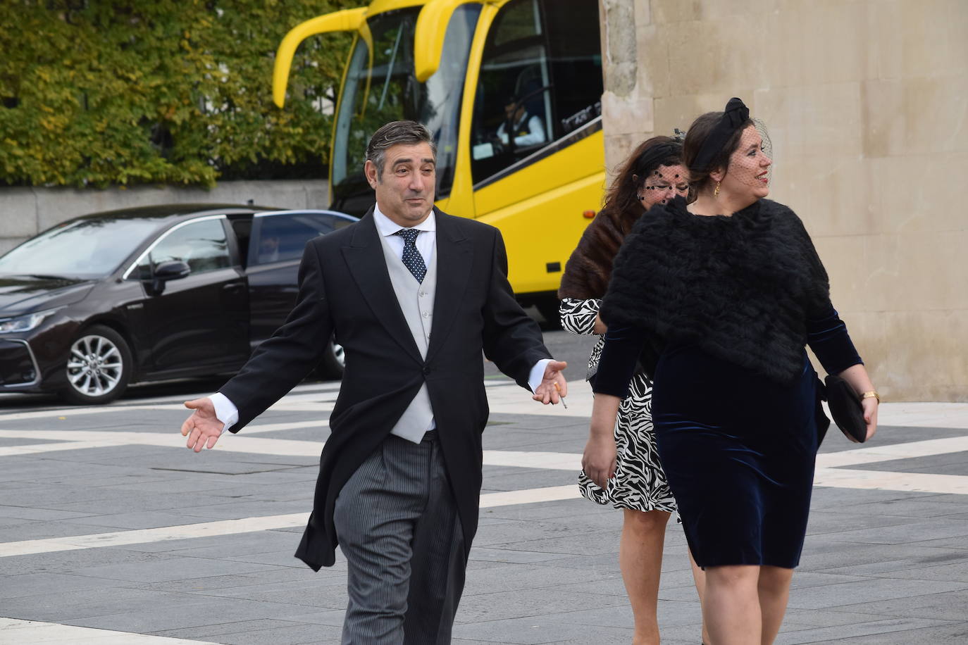 El hijo menor de Luis Fernández-Vega, Andrés Fernández-Vega Cueto-Felgueroso, celebró este sábado su boda con la odontóloga gallega Emma Quiroga. El multitudinario enlace tuvo lugar en la Iglesia de los Jerónimos, en Madrid, y contó con la presencia de numerosas personalidades de Asturias. La novia llegó a la iglesia, muy sonriente, del brazo de su padre, con un sencillo vestido de manga larga y cuello alto, sobre el que lucía una larga capa. Tras la ceremonia religiosa, los novios salieron, visiblemente emocionados de la iglesia, mientras una banda de gaitas gallega acompañaba sus pasos. Varios autobuses se encargaron de trasladar a los invitados hasta la exclusiva Quinta del Jarama, a unos 25 kilómetros al norte de Madrid, donde continuarán las celebraciones. Informa Ana Ranera. 