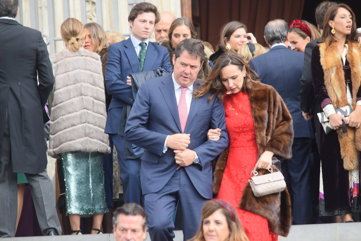 El hijo menor de Luis Fernández-Vega, Andrés Fernández-Vega Cueto-Felgueroso, celebró este sábado su boda con la odontóloga gallega Emma Quiroga. El multitudinario enlace tuvo lugar en la Iglesia de los Jerónimos, en Madrid, y contó con la presencia de numerosas personalidades de Asturias. La novia llegó a la iglesia, muy sonriente, del brazo de su padre, con un sencillo vestido de manga larga y cuello alto, sobre el que lucía una larga capa. Tras la ceremonia religiosa, los novios salieron, visiblemente emocionados de la iglesia, mientras una banda de gaitas gallega acompañaba sus pasos. Varios autobuses se encargaron de trasladar a los invitados hasta la exclusiva Quinta del Jarama, a unos 25 kilómetros al norte de Madrid, donde continuarán las celebraciones. Informa Ana Ranera. 