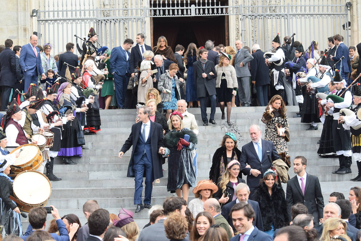 El hijo menor de Luis Fernández-Vega, Andrés Fernández-Vega Cueto-Felgueroso, celebró este sábado su boda con la odontóloga gallega Emma Quiroga. El multitudinario enlace tuvo lugar en la Iglesia de los Jerónimos, en Madrid, y contó con la presencia de numerosas personalidades de Asturias. La novia llegó a la iglesia, muy sonriente, del brazo de su padre, con un sencillo vestido de manga larga y cuello alto, sobre el que lucía una larga capa. Tras la ceremonia religiosa, los novios salieron, visiblemente emocionados de la iglesia, mientras una banda de gaitas gallega acompañaba sus pasos. Varios autobuses se encargaron de trasladar a los invitados hasta la exclusiva Quinta del Jarama, a unos 25 kilómetros al norte de Madrid, donde continuarán las celebraciones. Informa Ana Ranera. 