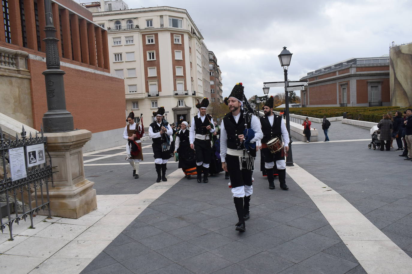 El hijo menor de Luis Fernández-Vega, Andrés Fernández-Vega Cueto-Felgueroso, celebró este sábado su boda con la odontóloga gallega Emma Quiroga. El multitudinario enlace tuvo lugar en la Iglesia de los Jerónimos, en Madrid, y contó con la presencia de numerosas personalidades de Asturias. La novia llegó a la iglesia, muy sonriente, del brazo de su padre, con un sencillo vestido de manga larga y cuello alto, sobre el que lucía una larga capa. Tras la ceremonia religiosa, los novios salieron, visiblemente emocionados de la iglesia, mientras una banda de gaitas gallega acompañaba sus pasos. Varios autobuses se encargaron de trasladar a los invitados hasta la exclusiva Quinta del Jarama, a unos 25 kilómetros al norte de Madrid, donde continuarán las celebraciones. Informa Ana Ranera. 