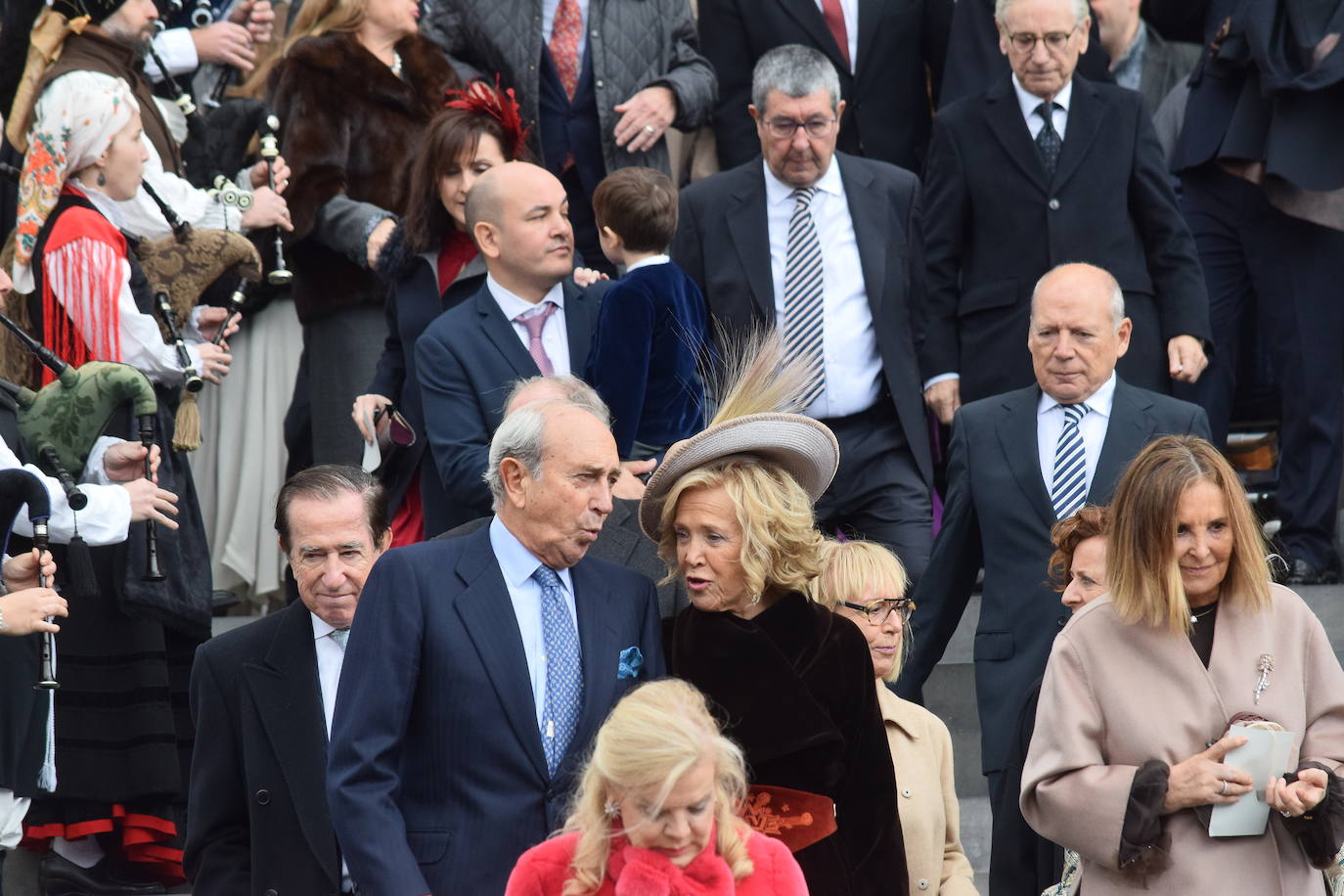 El hijo menor de Luis Fernández-Vega, Andrés Fernández-Vega Cueto-Felgueroso, celebró este sábado su boda con la odontóloga gallega Emma Quiroga. El multitudinario enlace tuvo lugar en la Iglesia de los Jerónimos, en Madrid, y contó con la presencia de numerosas personalidades de Asturias. La novia llegó a la iglesia, muy sonriente, del brazo de su padre, con un sencillo vestido de manga larga y cuello alto, sobre el que lucía una larga capa. Tras la ceremonia religiosa, los novios salieron, visiblemente emocionados de la iglesia, mientras una banda de gaitas gallega acompañaba sus pasos. Varios autobuses se encargaron de trasladar a los invitados hasta la exclusiva Quinta del Jarama, a unos 25 kilómetros al norte de Madrid, donde continuarán las celebraciones. Informa Ana Ranera. 