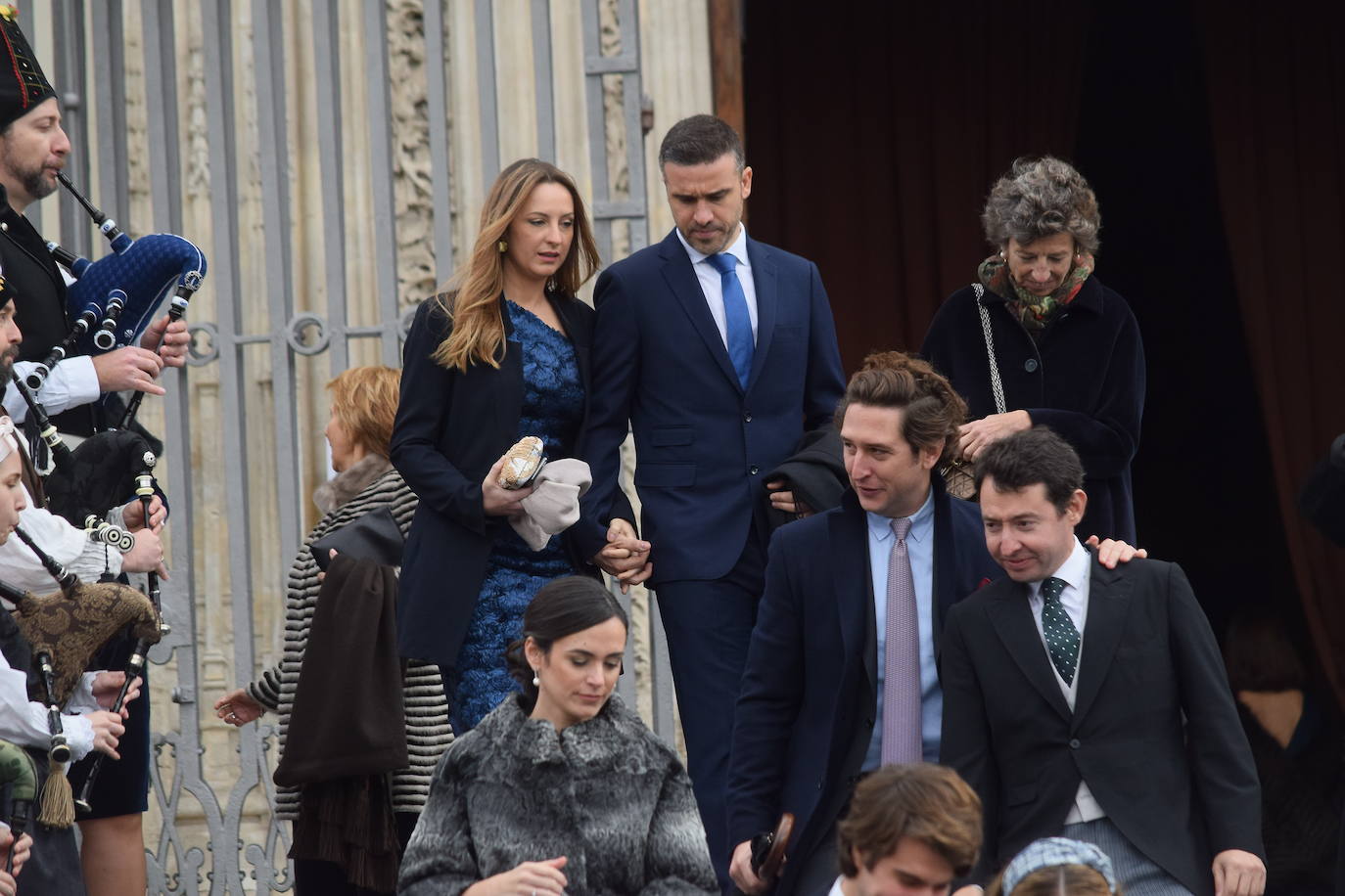 El hijo menor de Luis Fernández-Vega, Andrés Fernández-Vega Cueto-Felgueroso, celebró este sábado su boda con la odontóloga gallega Emma Quiroga. El multitudinario enlace tuvo lugar en la Iglesia de los Jerónimos, en Madrid, y contó con la presencia de numerosas personalidades de Asturias. La novia llegó a la iglesia, muy sonriente, del brazo de su padre, con un sencillo vestido de manga larga y cuello alto, sobre el que lucía una larga capa. Tras la ceremonia religiosa, los novios salieron, visiblemente emocionados de la iglesia, mientras una banda de gaitas gallega acompañaba sus pasos. Varios autobuses se encargaron de trasladar a los invitados hasta la exclusiva Quinta del Jarama, a unos 25 kilómetros al norte de Madrid, donde continuarán las celebraciones. Informa Ana Ranera. 