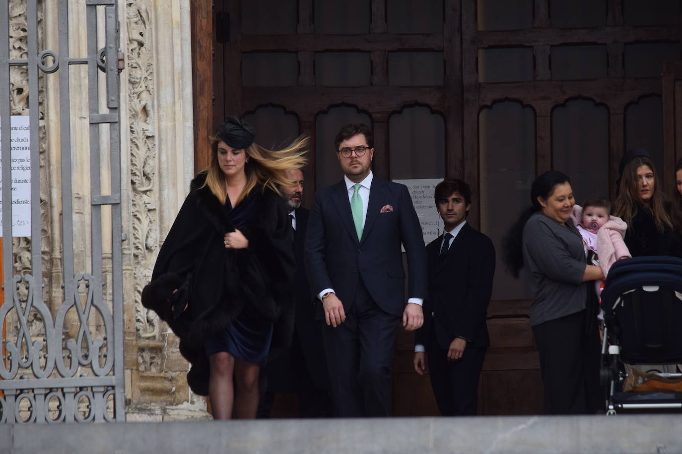 El hijo menor de Luis Fernández-Vega, Andrés Fernández-Vega Cueto-Felgueroso, celebró este sábado su boda con la odontóloga gallega Emma Quiroga. El multitudinario enlace tuvo lugar en la Iglesia de los Jerónimos, en Madrid, y contó con la presencia de numerosas personalidades de Asturias. La novia llegó a la iglesia, muy sonriente, del brazo de su padre, con un sencillo vestido de manga larga y cuello alto, sobre el que lucía una larga capa. Tras la ceremonia religiosa, los novios salieron, visiblemente emocionados de la iglesia, mientras una banda de gaitas gallega acompañaba sus pasos. Varios autobuses se encargaron de trasladar a los invitados hasta la exclusiva Quinta del Jarama, a unos 25 kilómetros al norte de Madrid, donde continuarán las celebraciones. Informa Ana Ranera. 