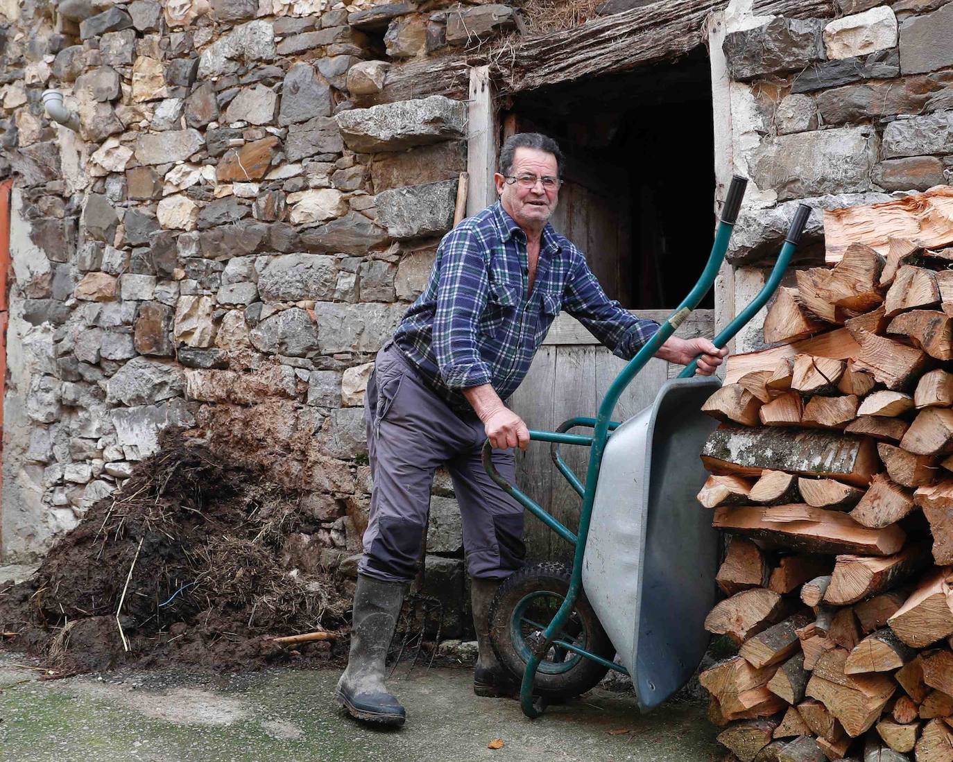 64.100 asturianos de más de 65 años viven solos, si bien en la zona rural la cercanía con los vecinos reduce el riesgo de aislamiento extremo