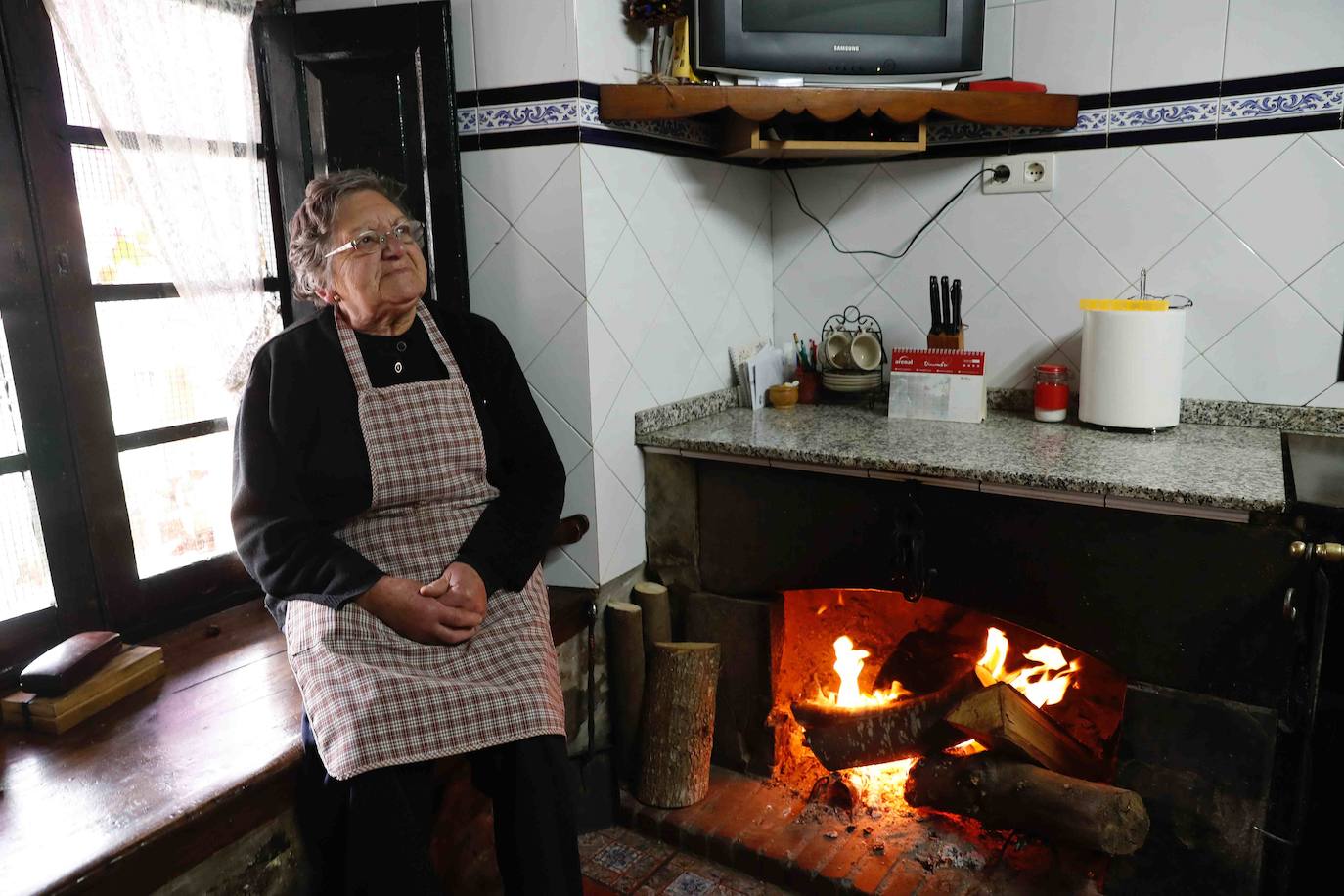 64.100 asturianos de más de 65 años viven solos, si bien en la zona rural la cercanía con los vecinos reduce el riesgo de aislamiento extremo