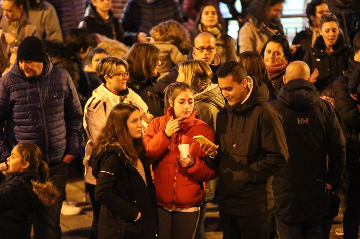 Expectación en La Luz por ver la nueva iluminación. 