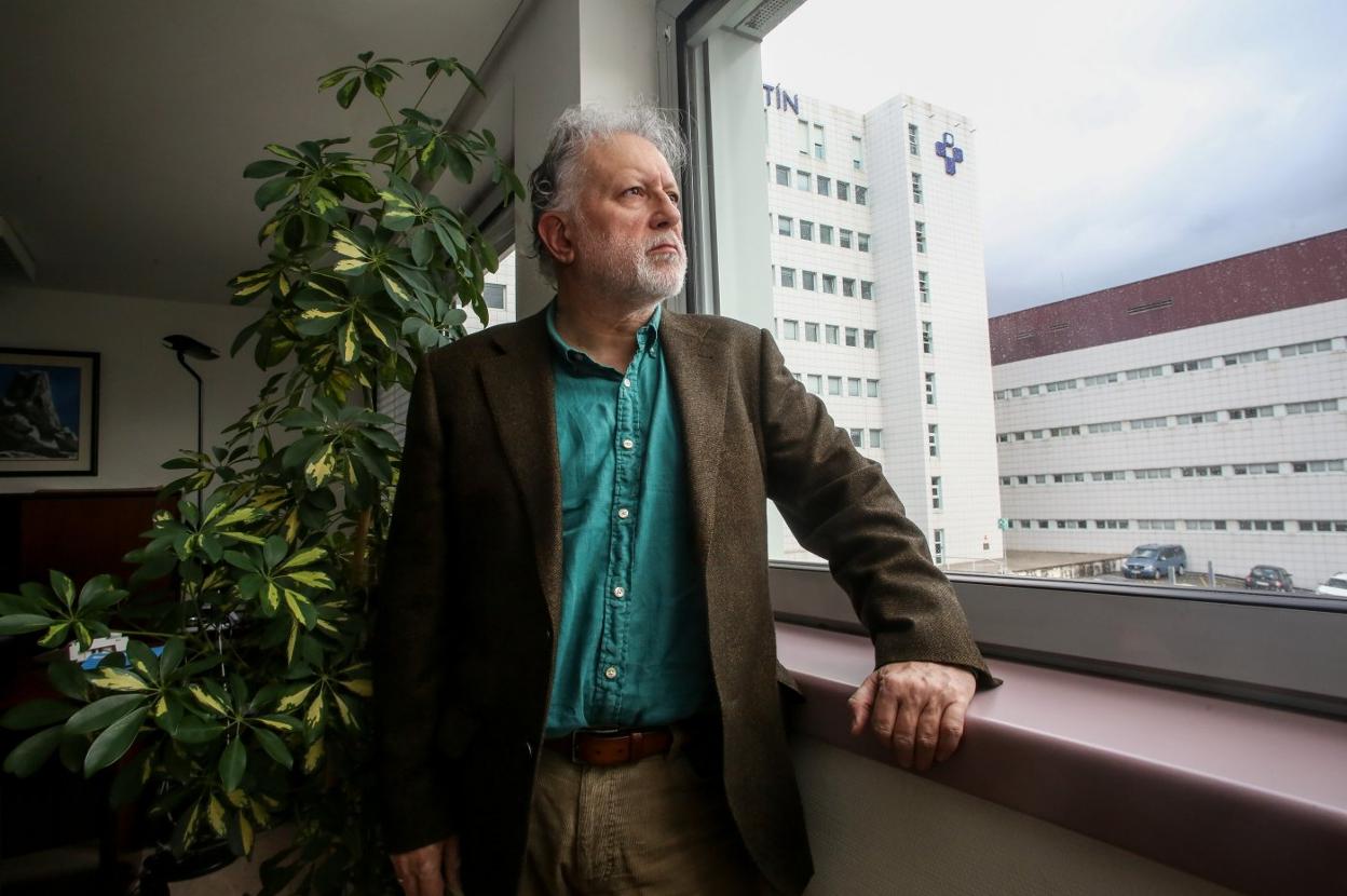 Enrique González, en el despacho de la gerencia del San Agustín. 