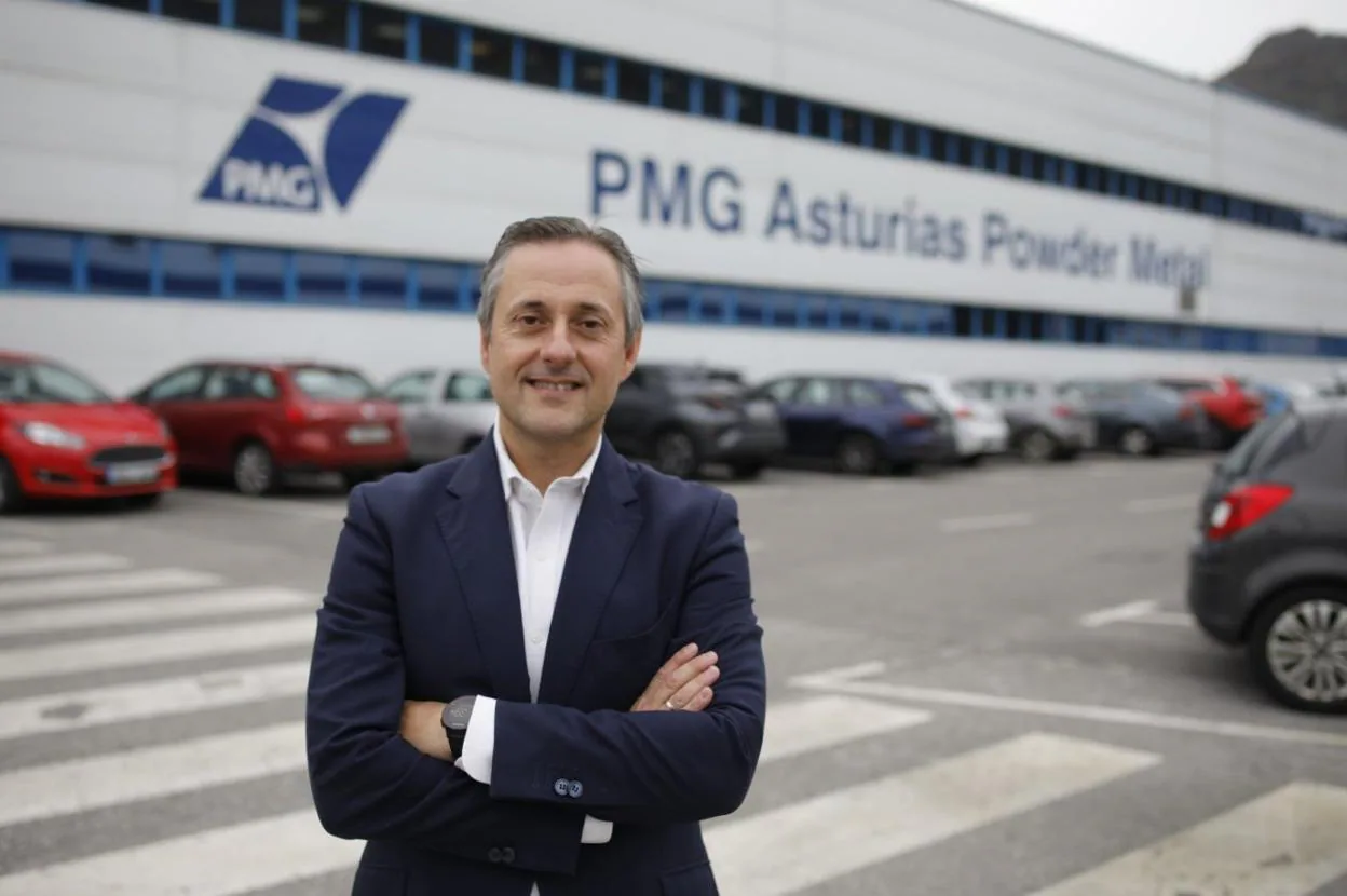 Diego Castro delante de la fachada principal de su empresa, PMG, en el polígono industrial de Baíña, en Mieres. 