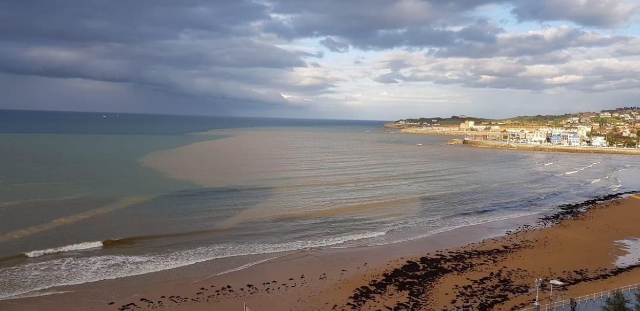 Tras las lluvias de la noche, San Lorenzo amaneció ayer, otra vez, con una gran mancha marrón. 