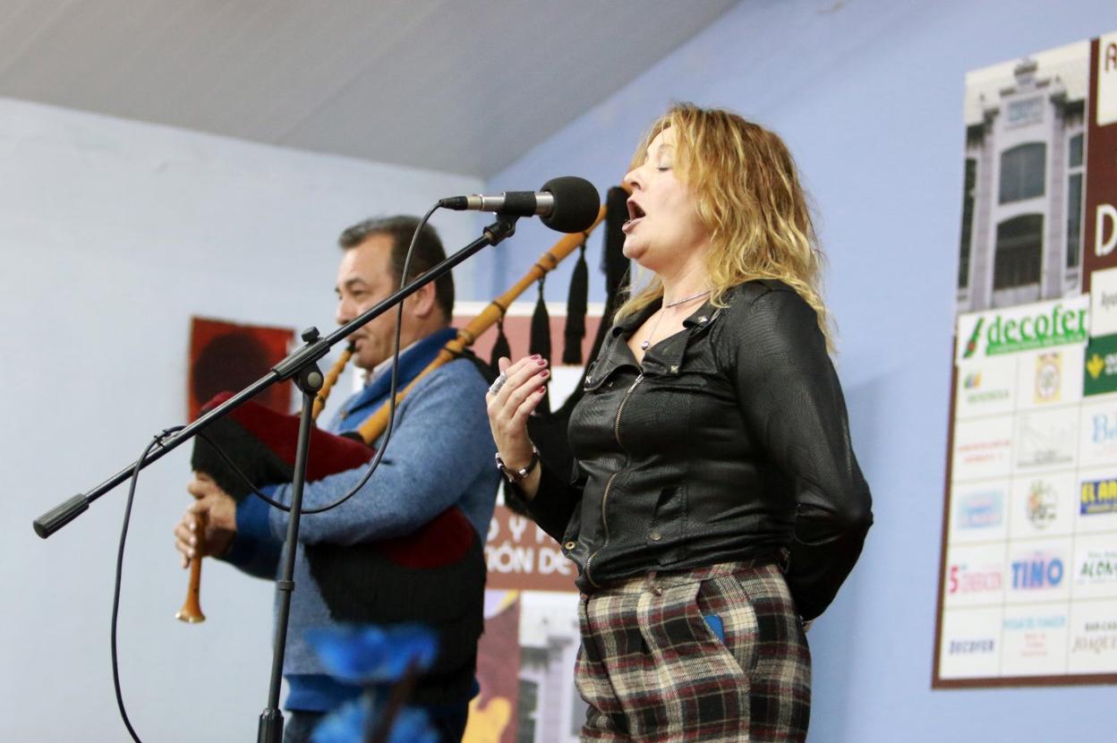 Reyes Méndez Rubio, con el gaitero Valentín Fuente. :: PARDO