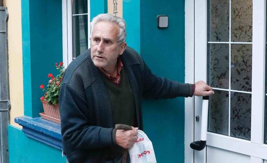 Ángel Álvarez, en Caleao, a la puerta de Casa Zulima con una bolsa con ibuprofeno. 