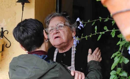 Armandina Prado recibe a su amiga Mamen a la puerta de su casa, en Campo de Caso. 