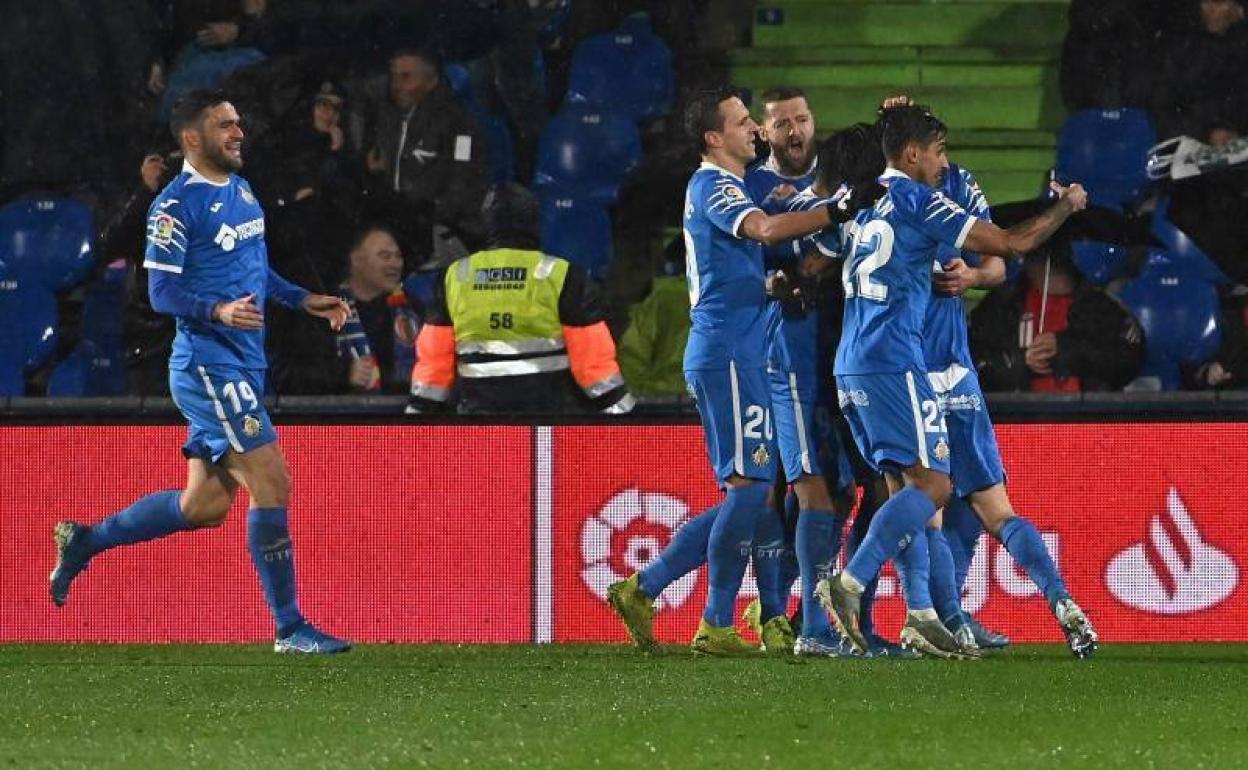 Los futbolistas del Getafe celebrando uno de los cuatro tantos del encuentro.