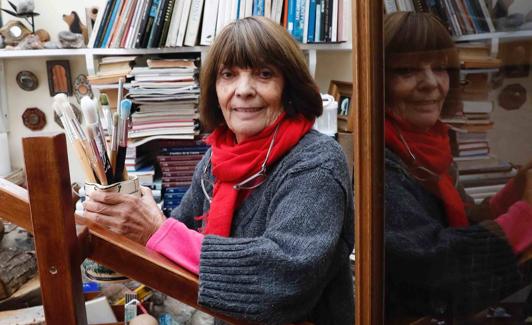 Olga Santos, en su estudio-biblioteca de Campo de Caso, con algunos de sus pinceles. 