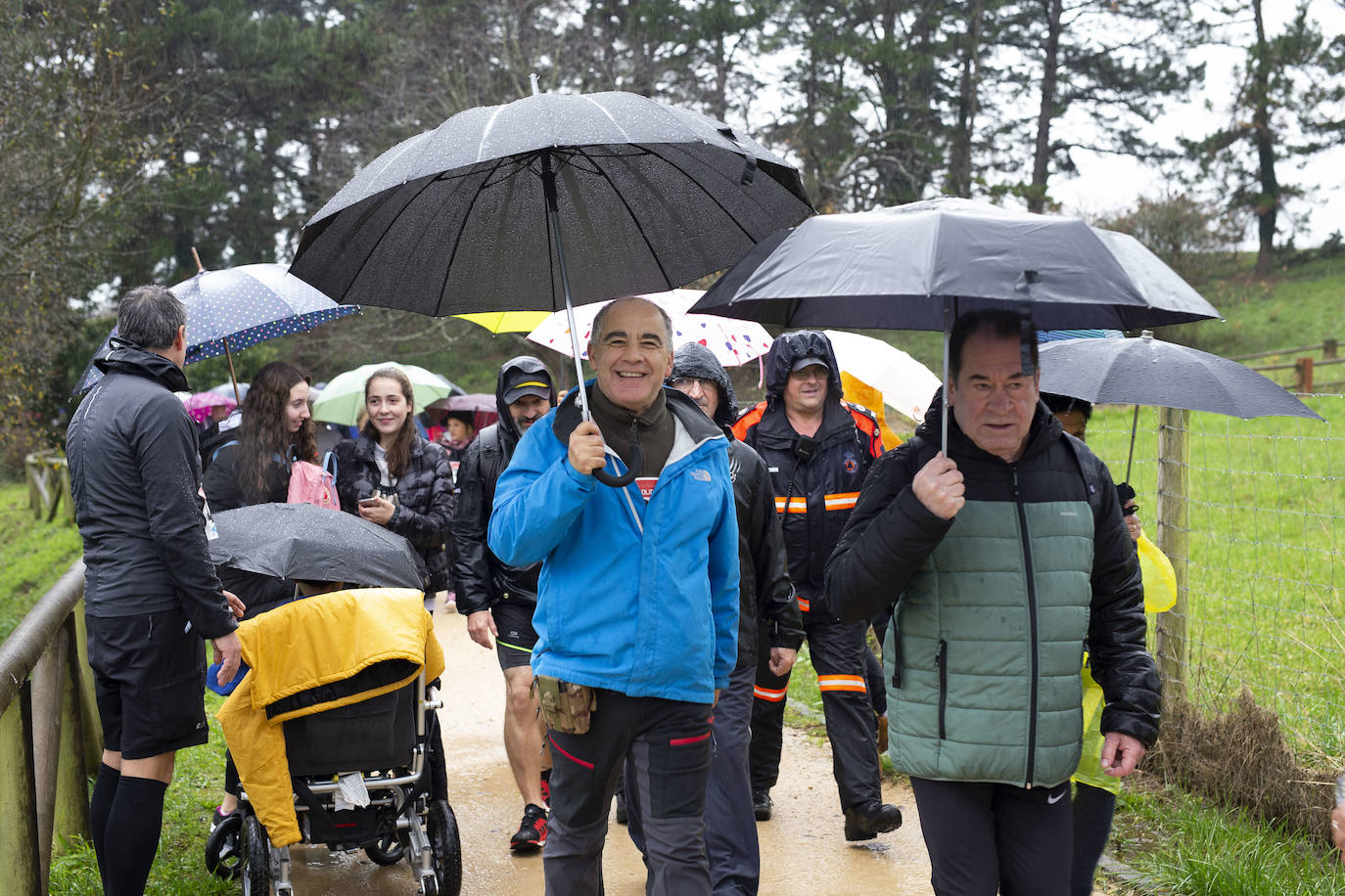 Ha llovido mucho, pero eso no mermó los ánimos de los participantes en la Marcha Familiar Solidaria de EL COMERCIO, organizada este año en beneficio de la asociación Galbán, dedicada a apoyar a familias de niños con cáncer.