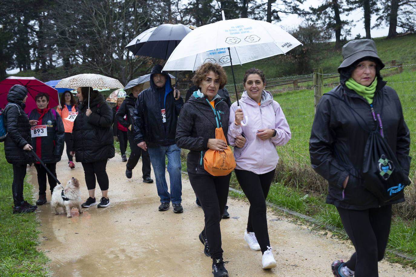 Ha llovido mucho, pero eso no mermó los ánimos de los participantes en la Marcha Familiar Solidaria de EL COMERCIO, organizada este año en beneficio de la asociación Galbán, dedicada a apoyar a familias de niños con cáncer.