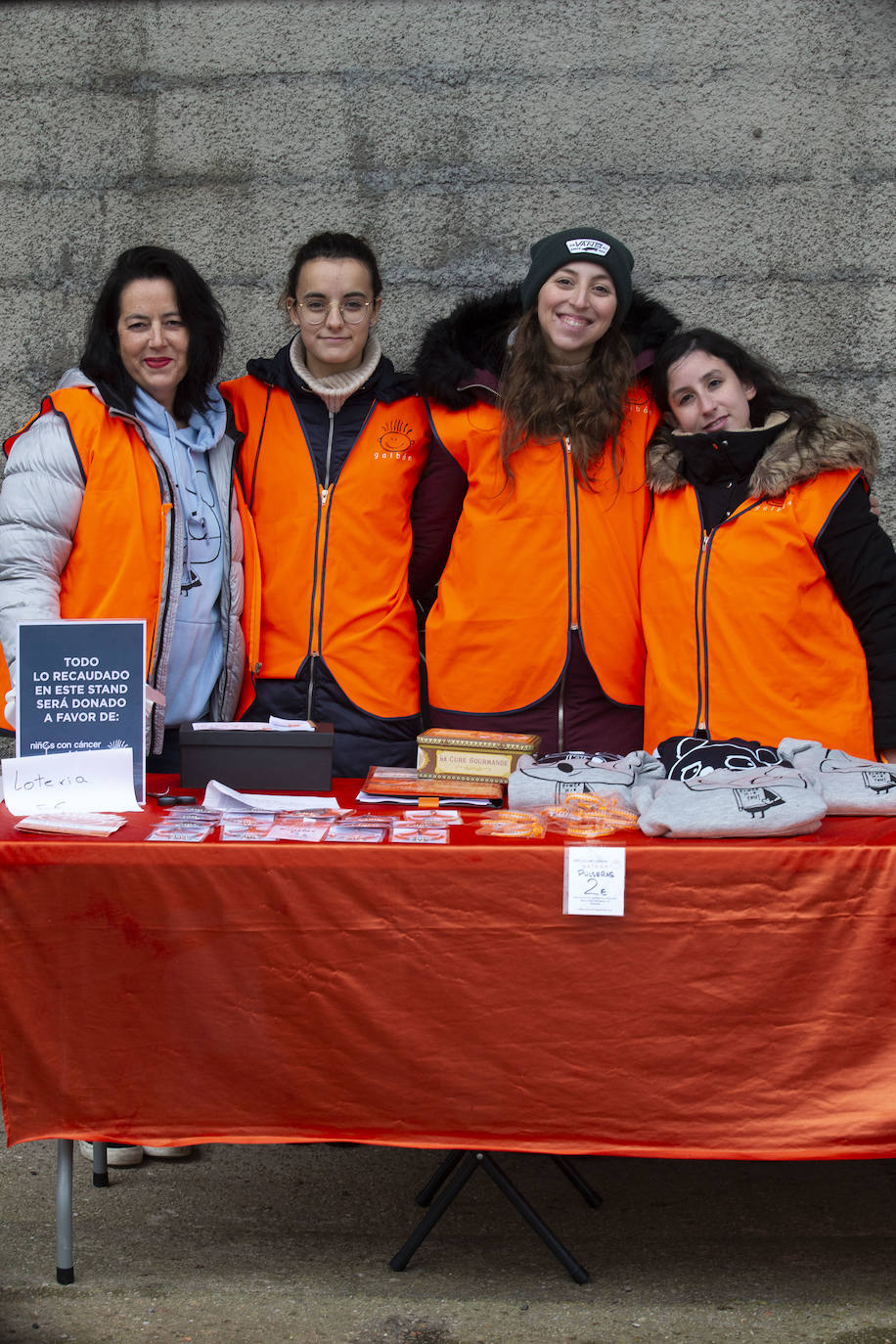 Ha llovido mucho, pero eso no mermó los ánimos de los participantes en la Marcha Familiar Solidaria de EL COMERCIO, organizada este año en beneficio de la asociación Galbán, dedicada a apoyar a familias de niños con cáncer.