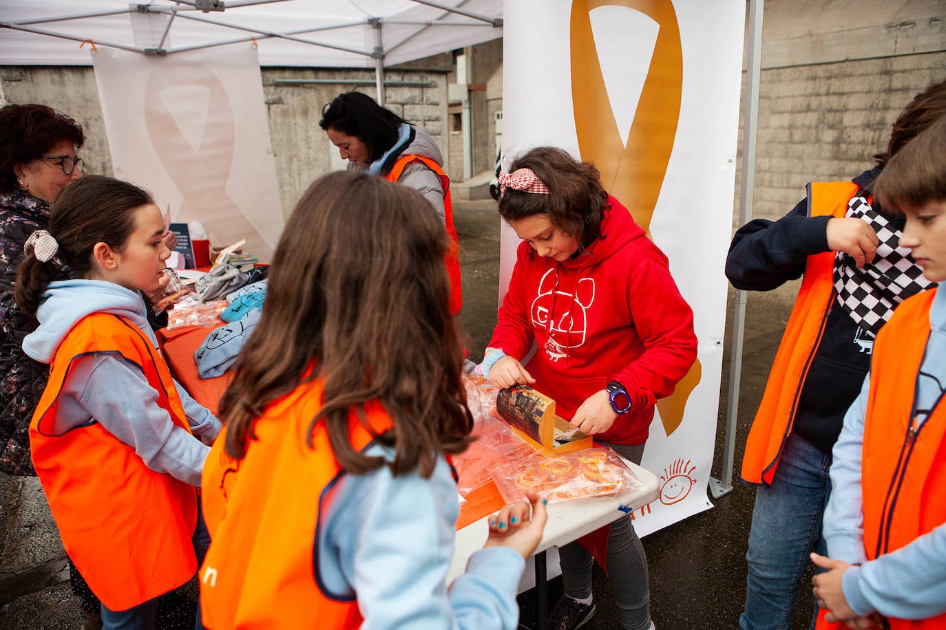 Ha llovido mucho, pero eso no mermó los ánimos de los participantes en la Marcha Familiar Solidaria de EL COMERCIO, organizada este año en beneficio de la asociación Galbán, dedicada a apoyar a familias de niños con cáncer.